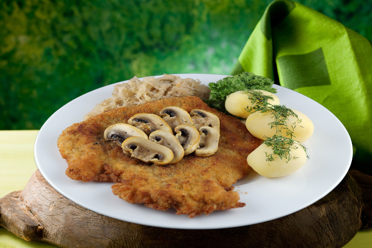 Kotlet schabowy z ziemniaczkami i kiszoną kapustą